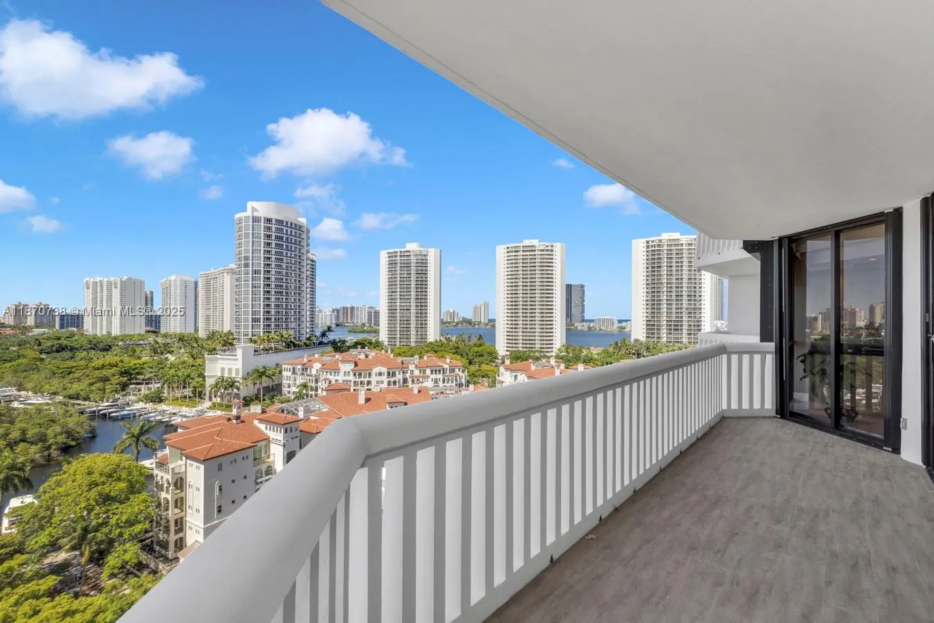 2000 Island Blvd, #1405