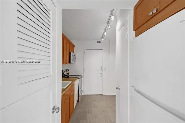 9800 W Bay Harbor Dr, #401