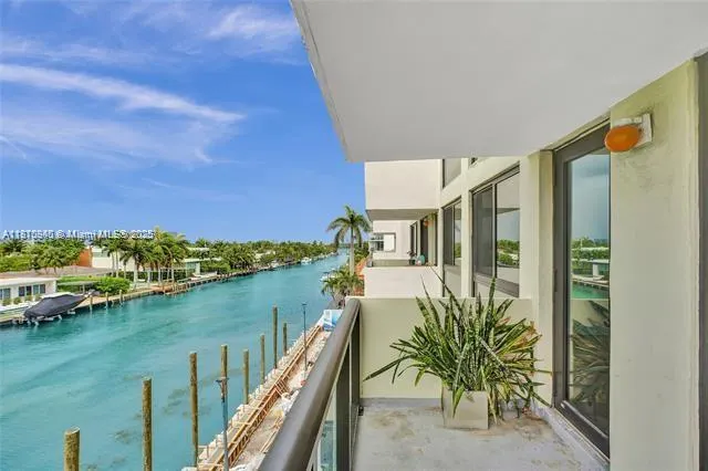 9800 W Bay Harbor Dr, #401