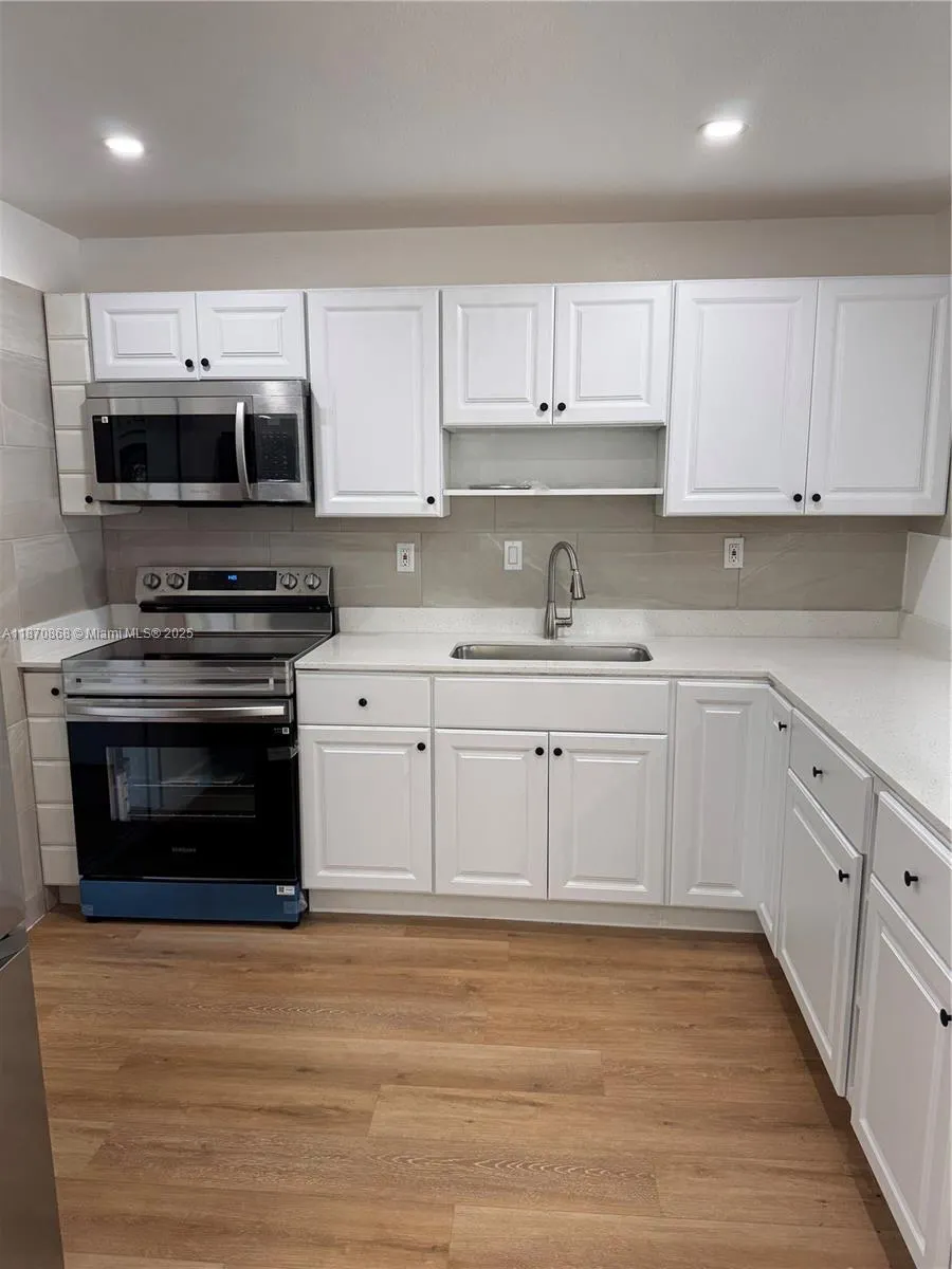 1611 NE 32nd PL