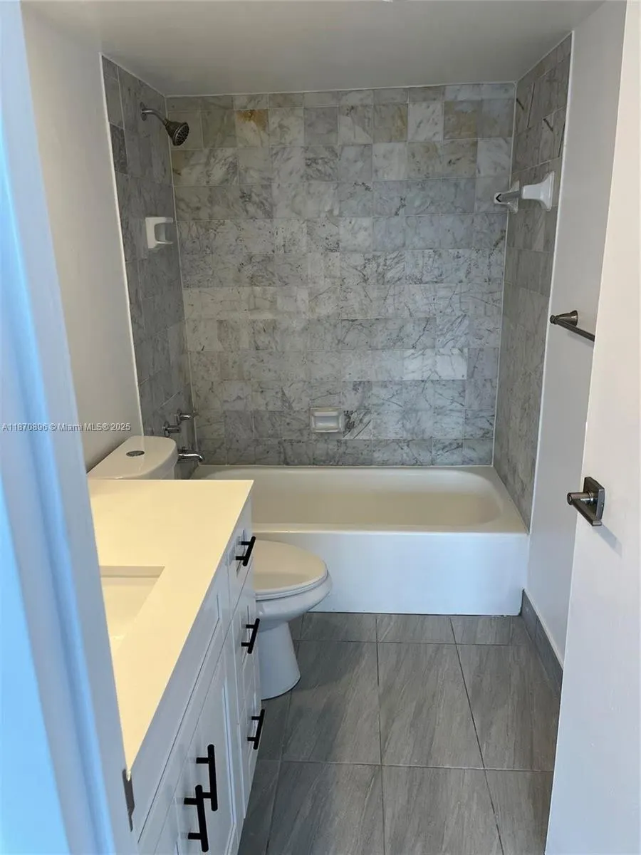 555 NE 15th St, #19B
