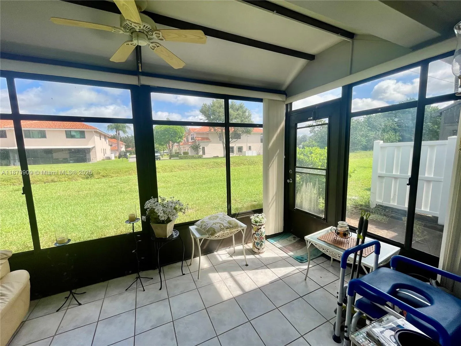 8633 Sunbird Pl