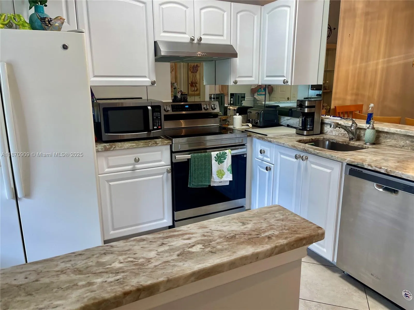 8633 Sunbird Pl