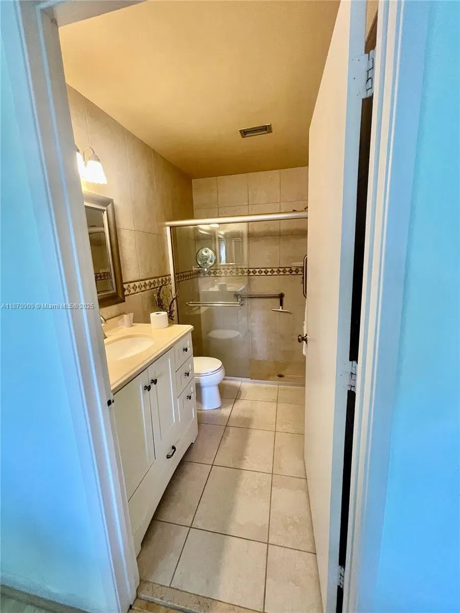 8633 Sunbird Pl