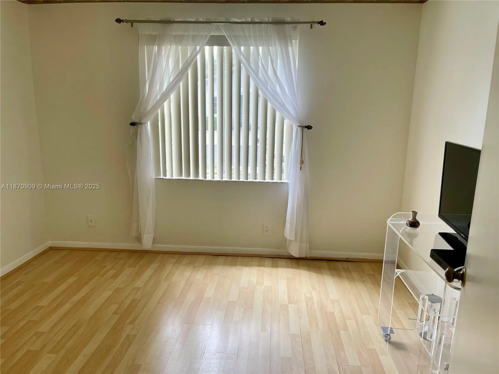 8633 Sunbird Pl