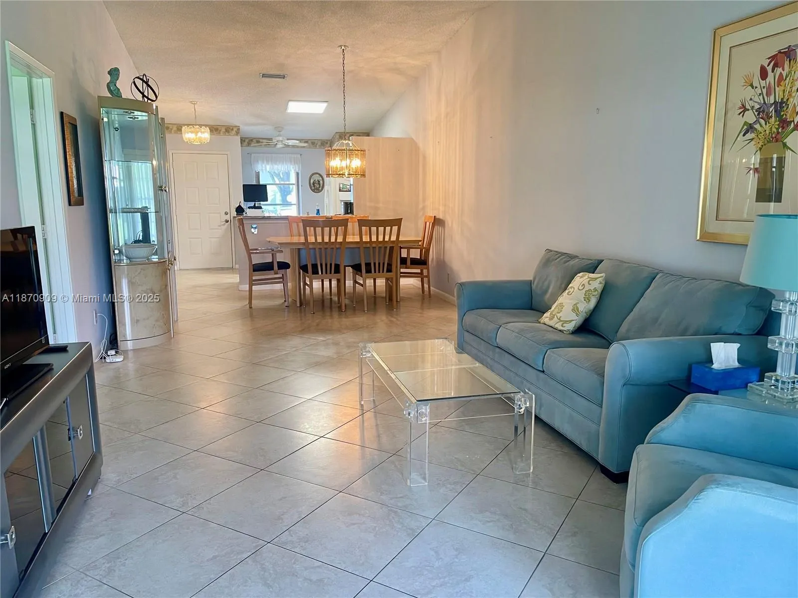 8633 Sunbird Pl