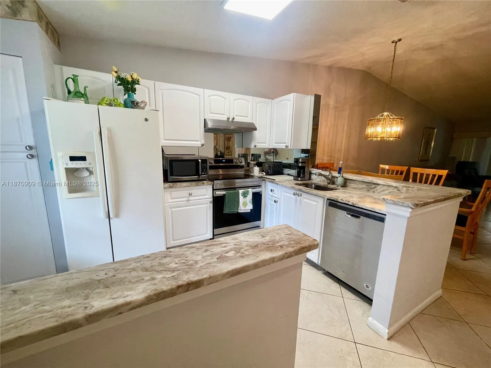 8633 Sunbird Pl