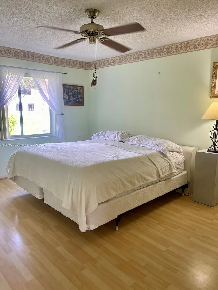 8633 Sunbird Pl
