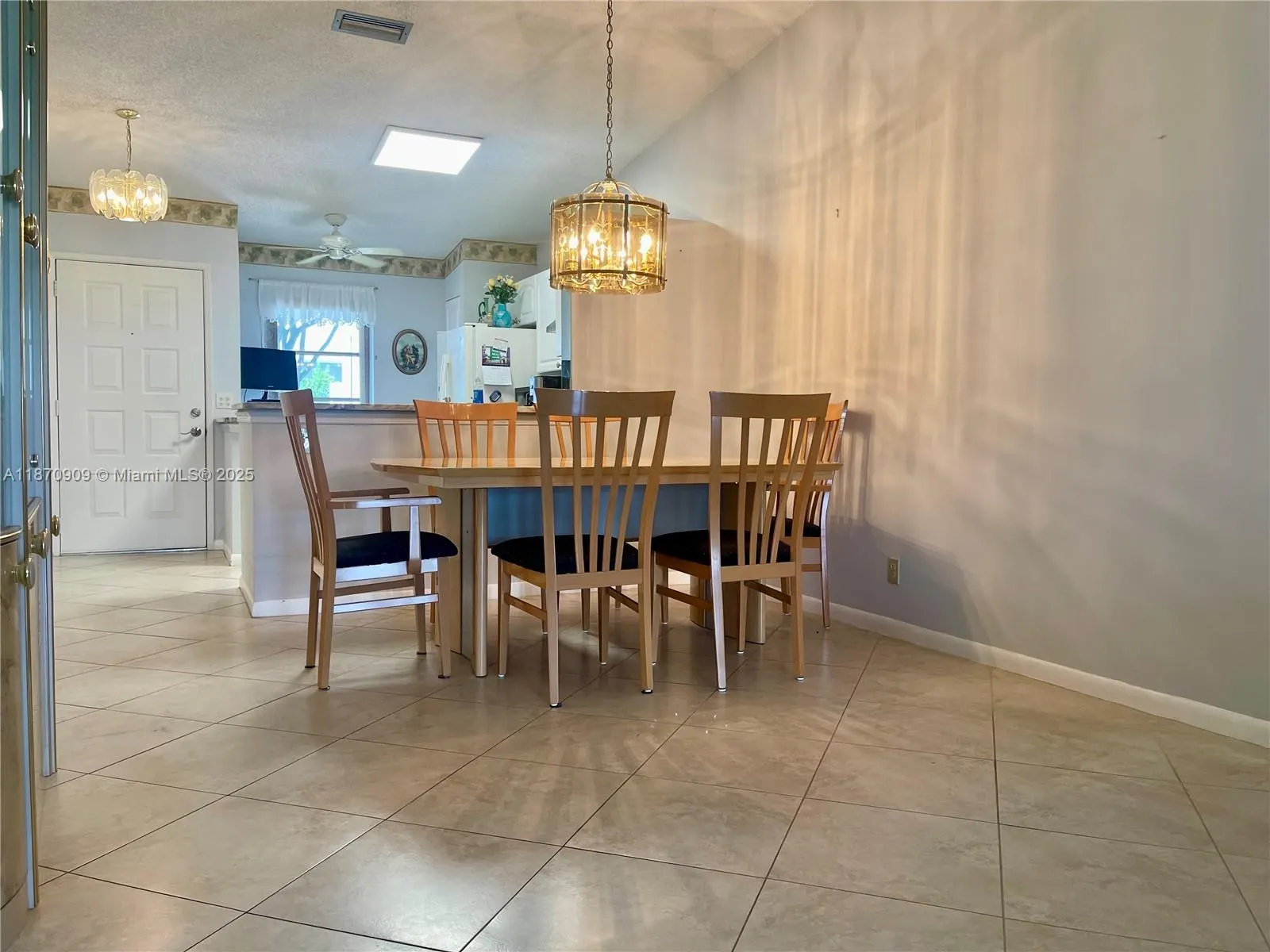 8633 Sunbird Pl