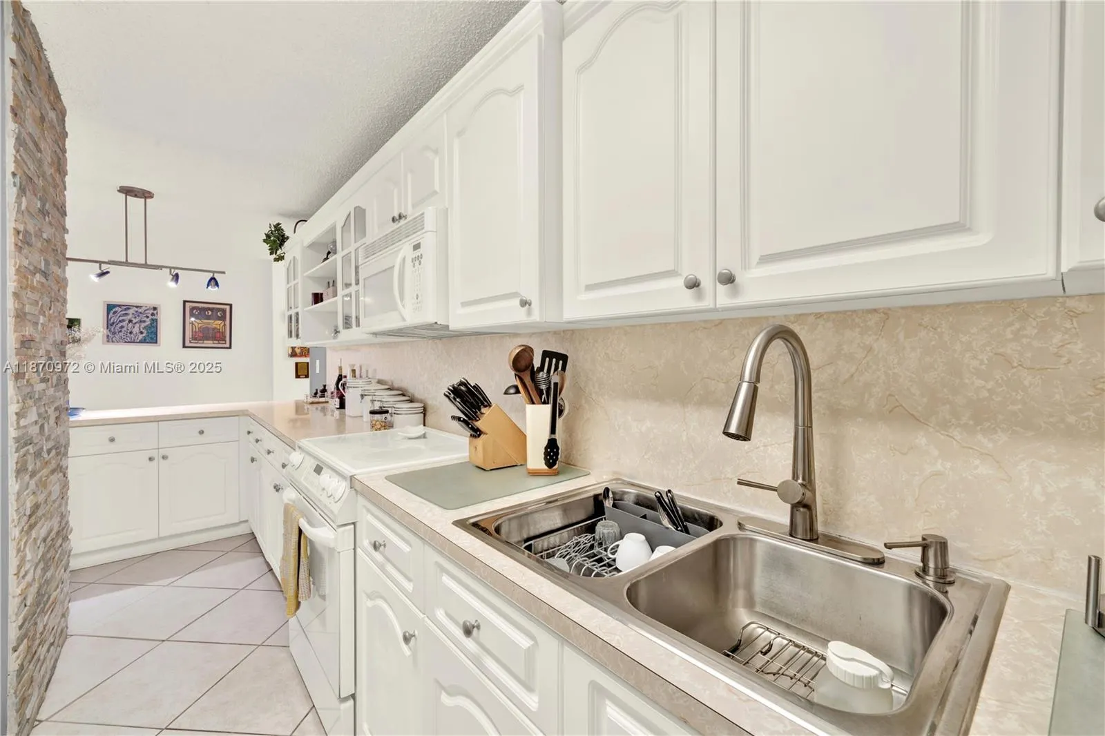 5055 NW 7th St, #806