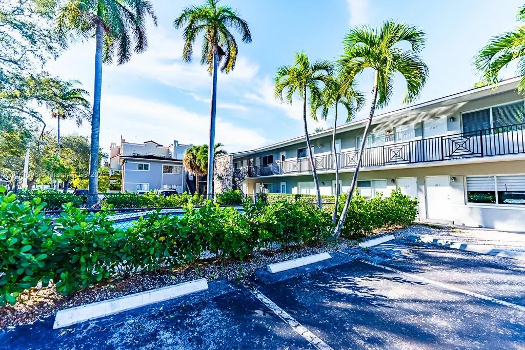 95 Edgewater Dr, #105