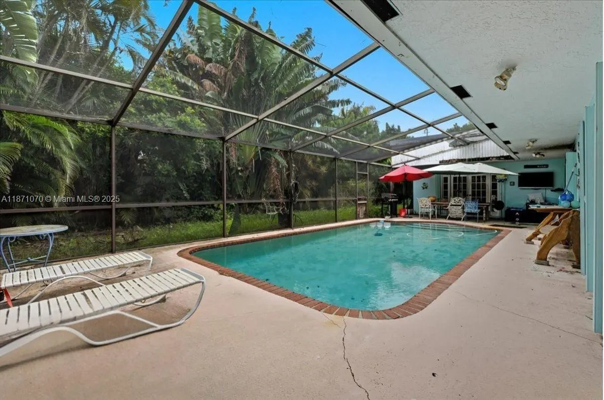 3260 Lakeview Dr