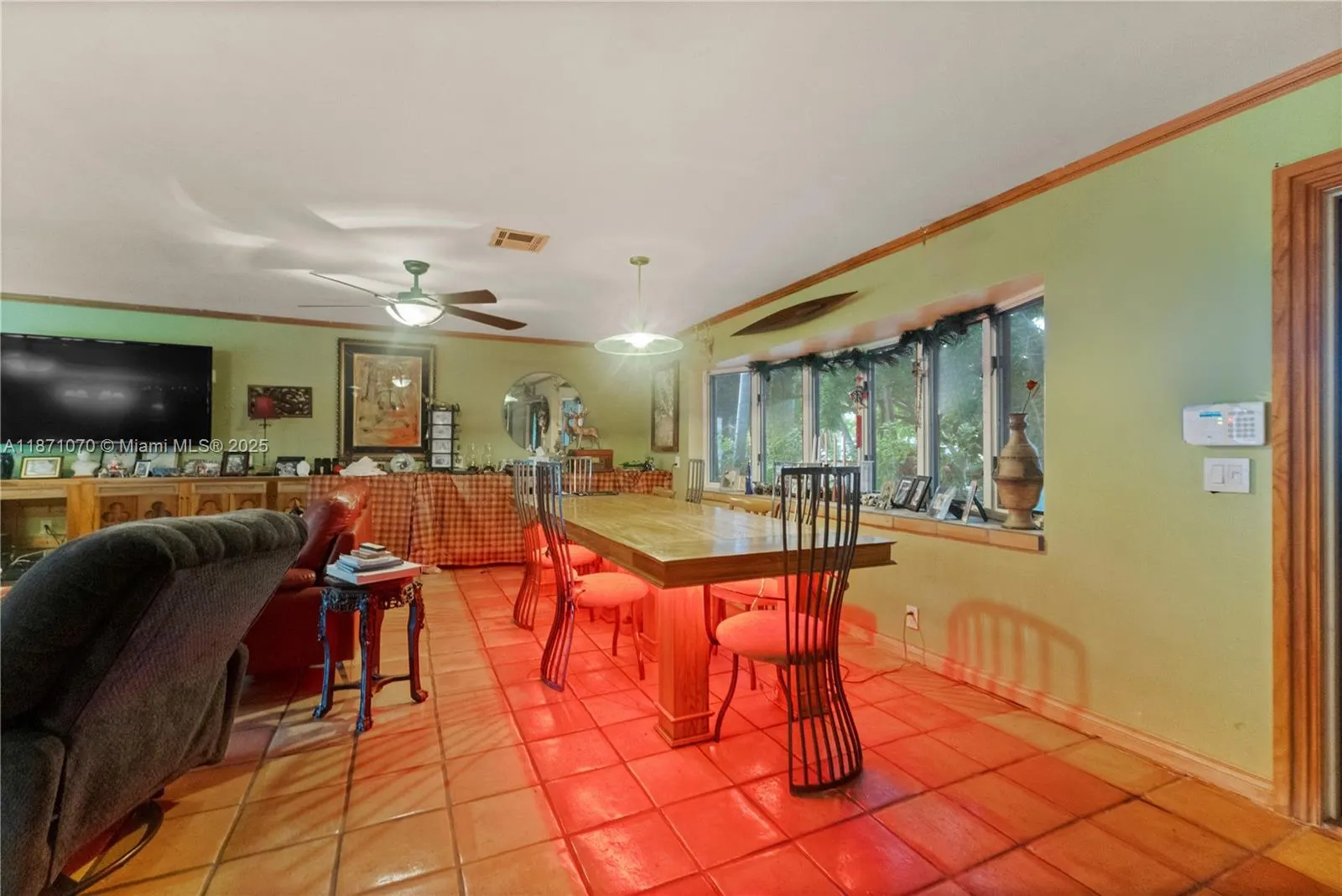 3260 Lakeview Dr