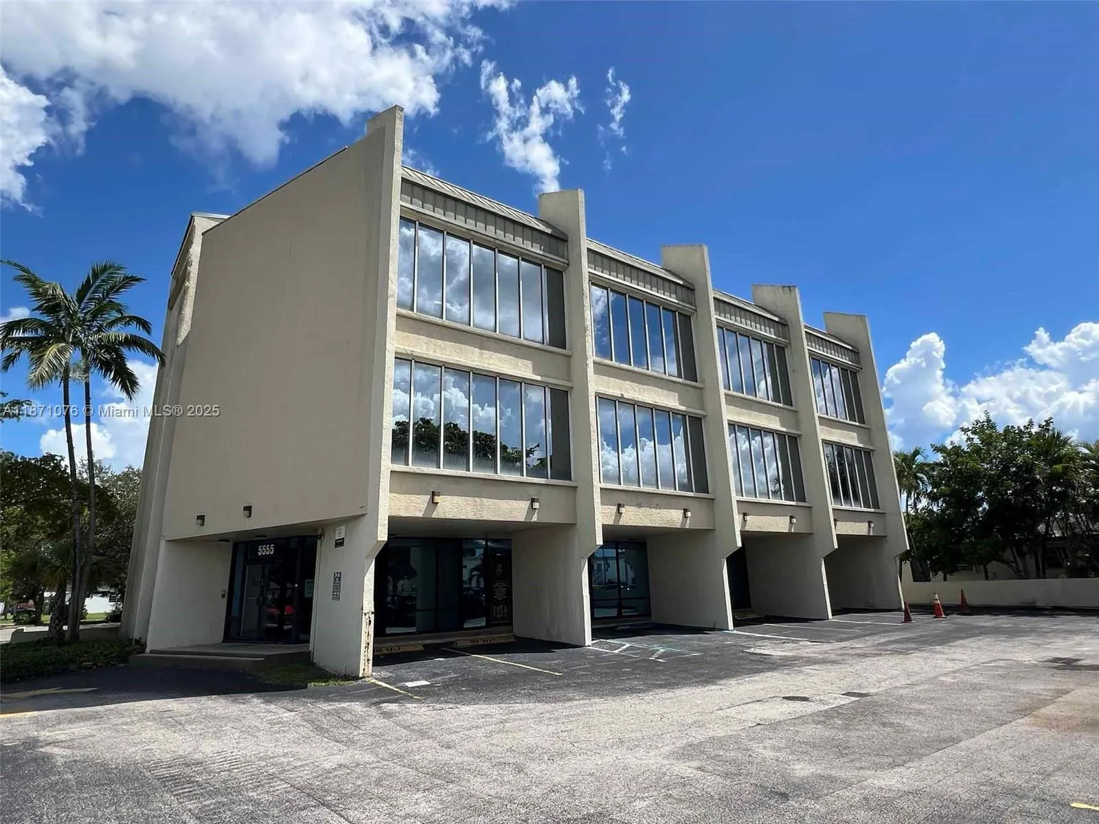 5555 Hollywood Blvd, #301