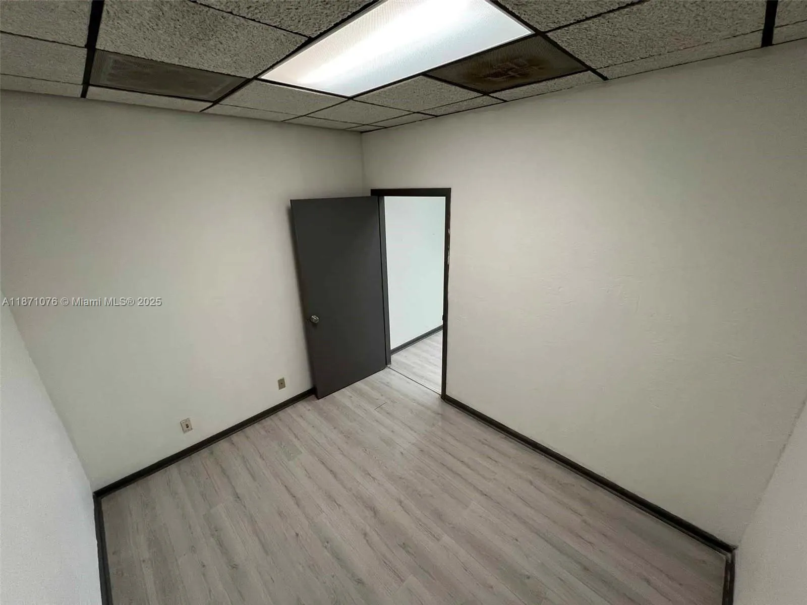5555 Hollywood Blvd, #301