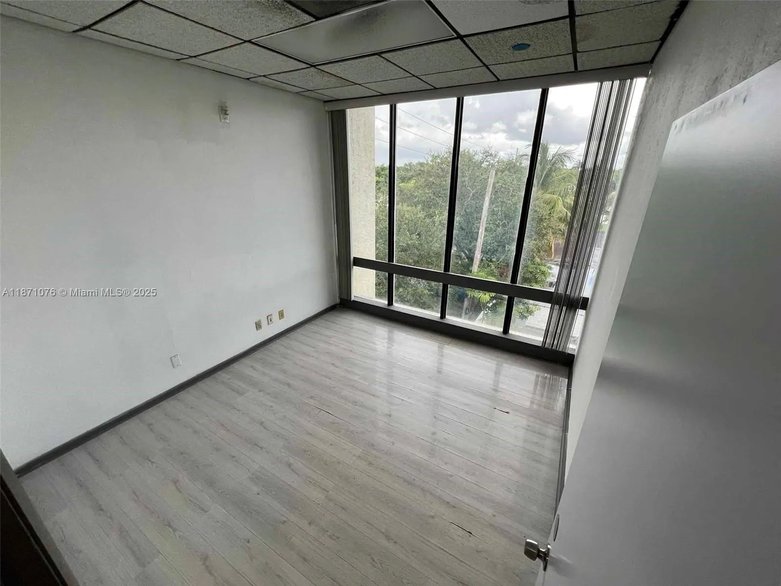 5555 Hollywood Blvd, #301