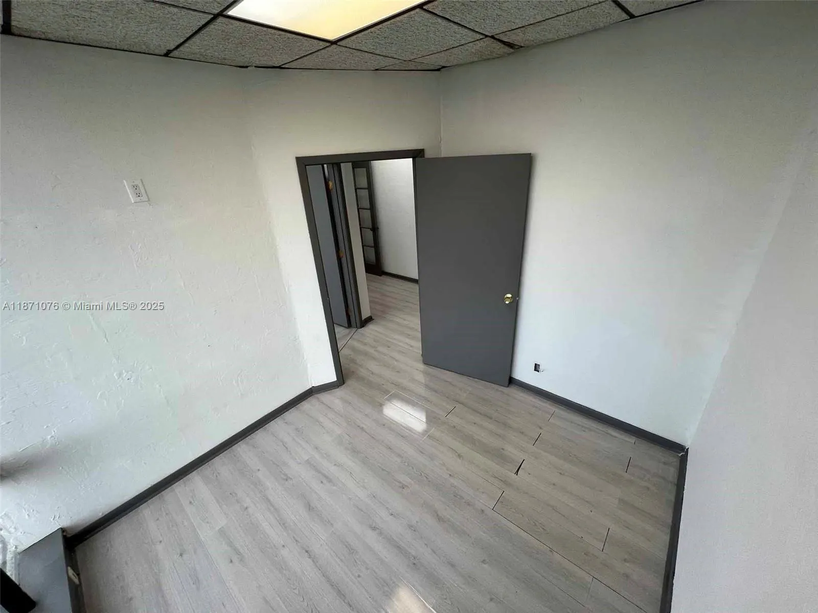 5555 Hollywood Blvd, #301