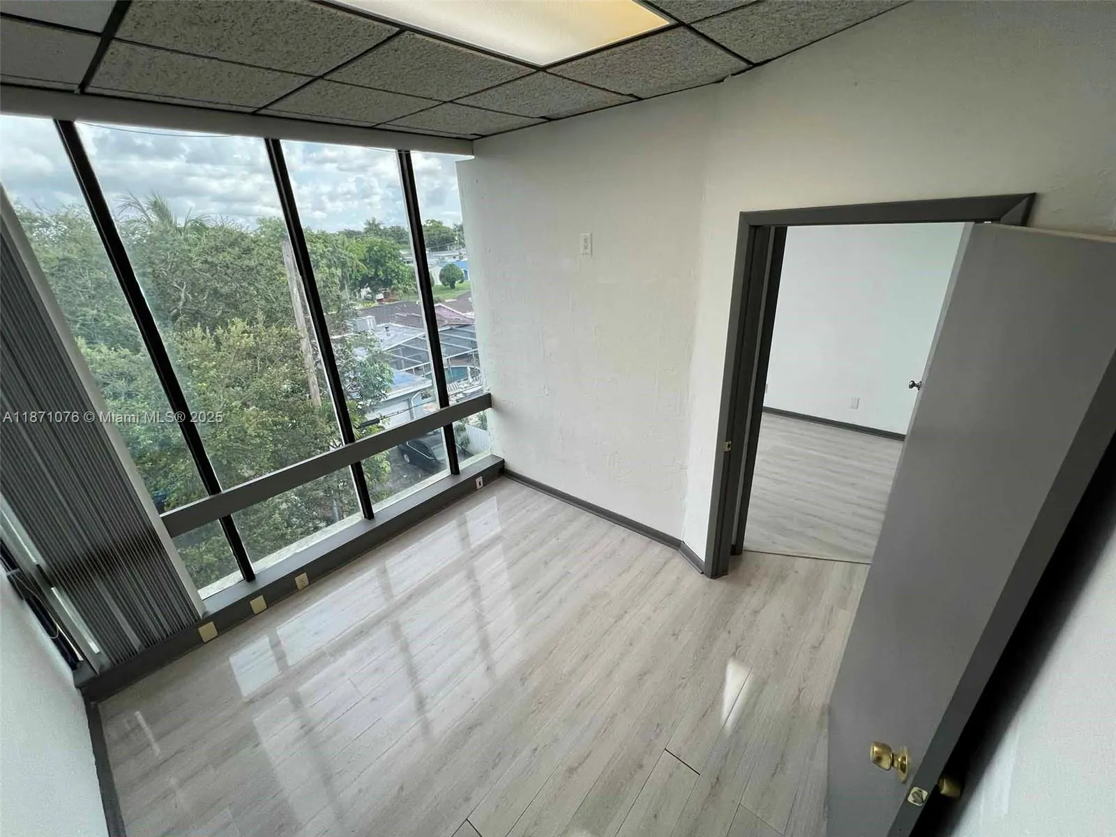 5555 Hollywood Blvd, #301