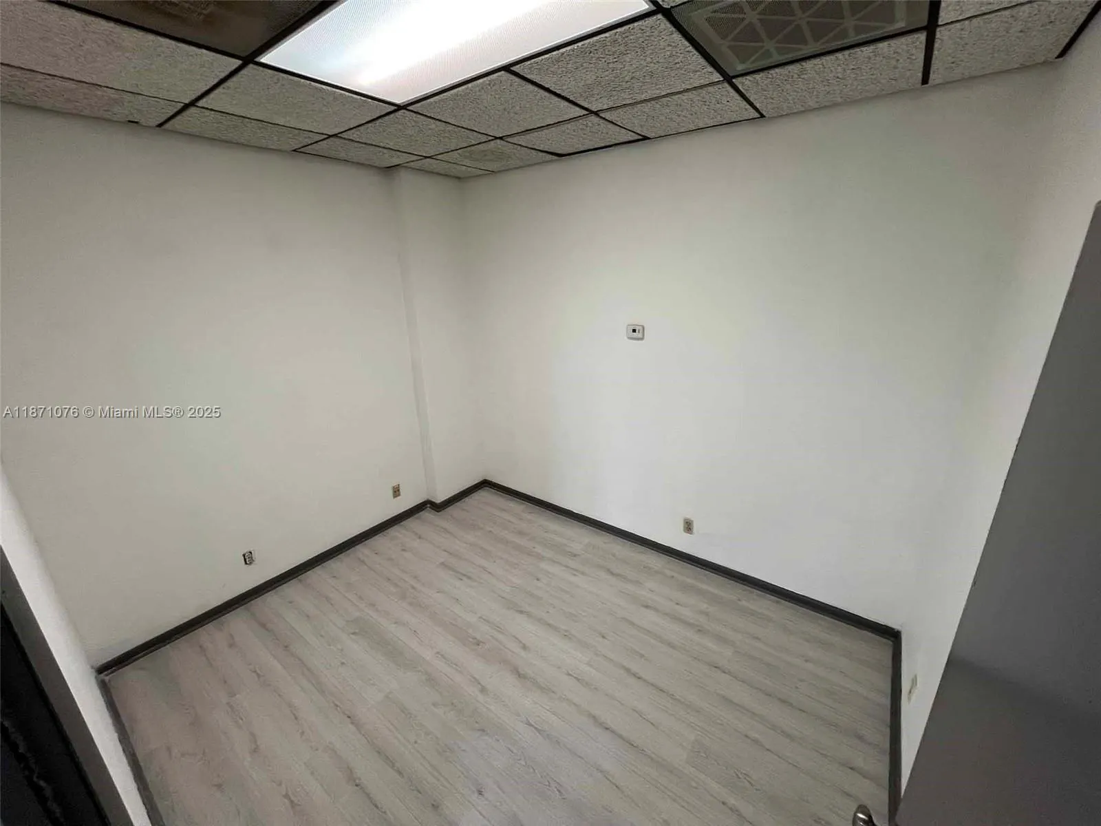5555 Hollywood Blvd, #301