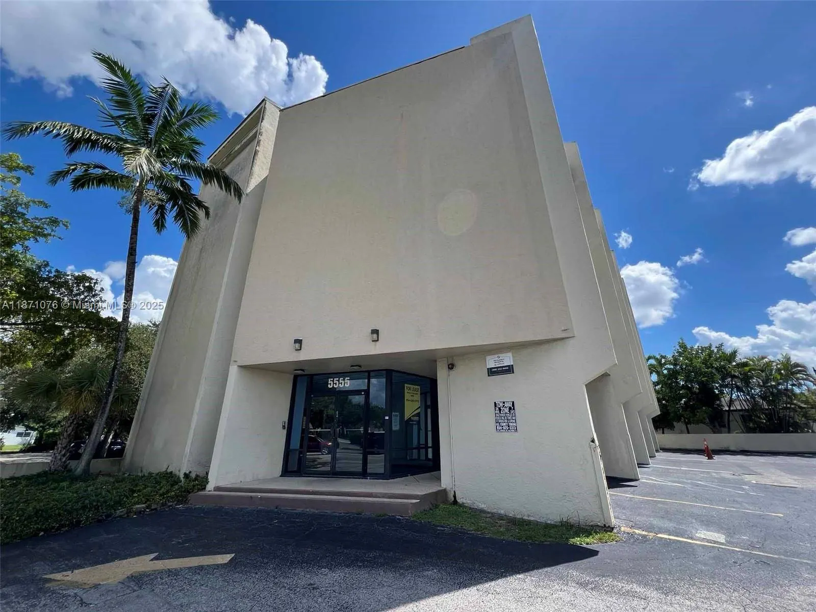 5555 Hollywood Blvd, #301