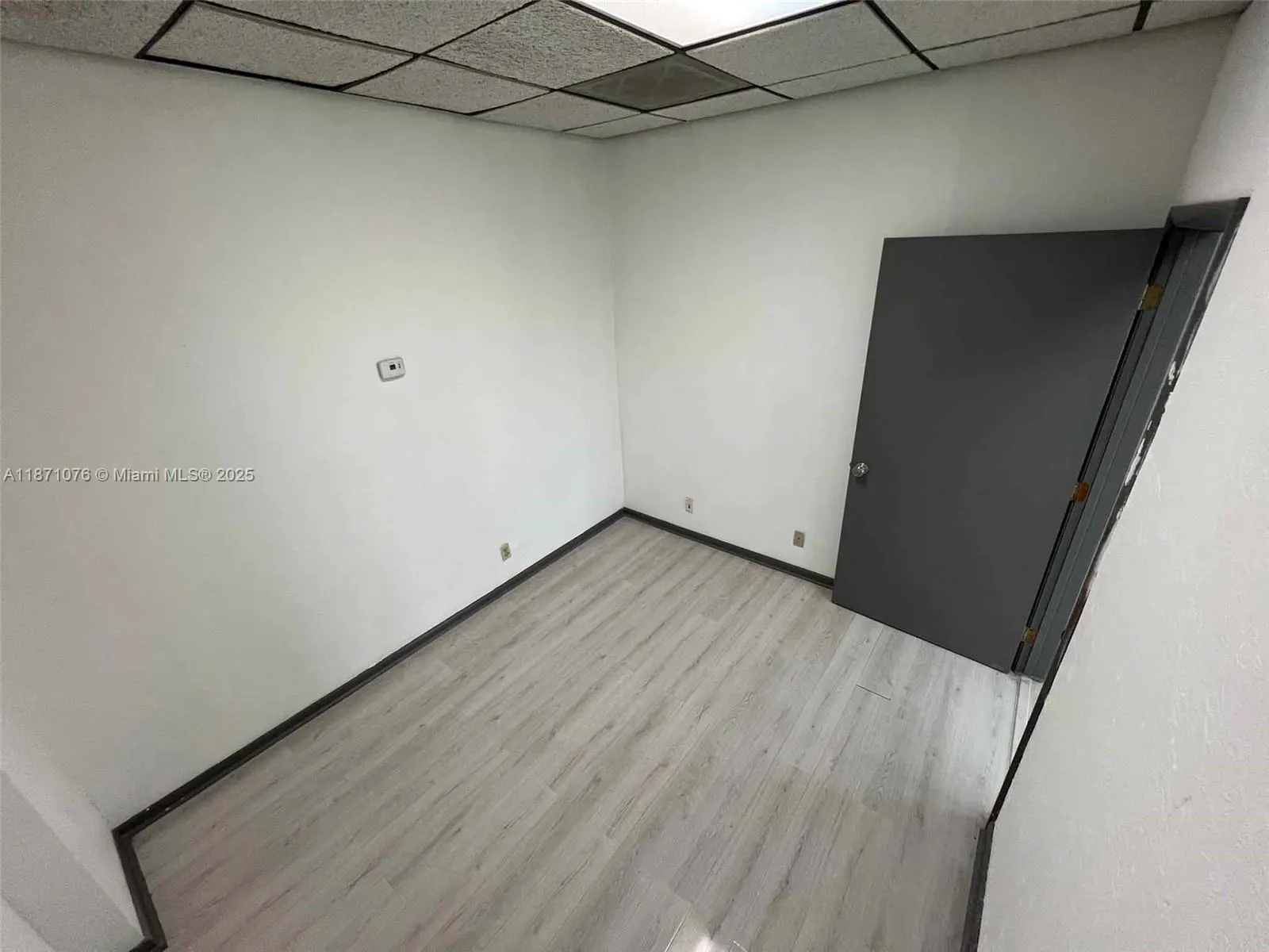 5555 Hollywood Blvd, #301