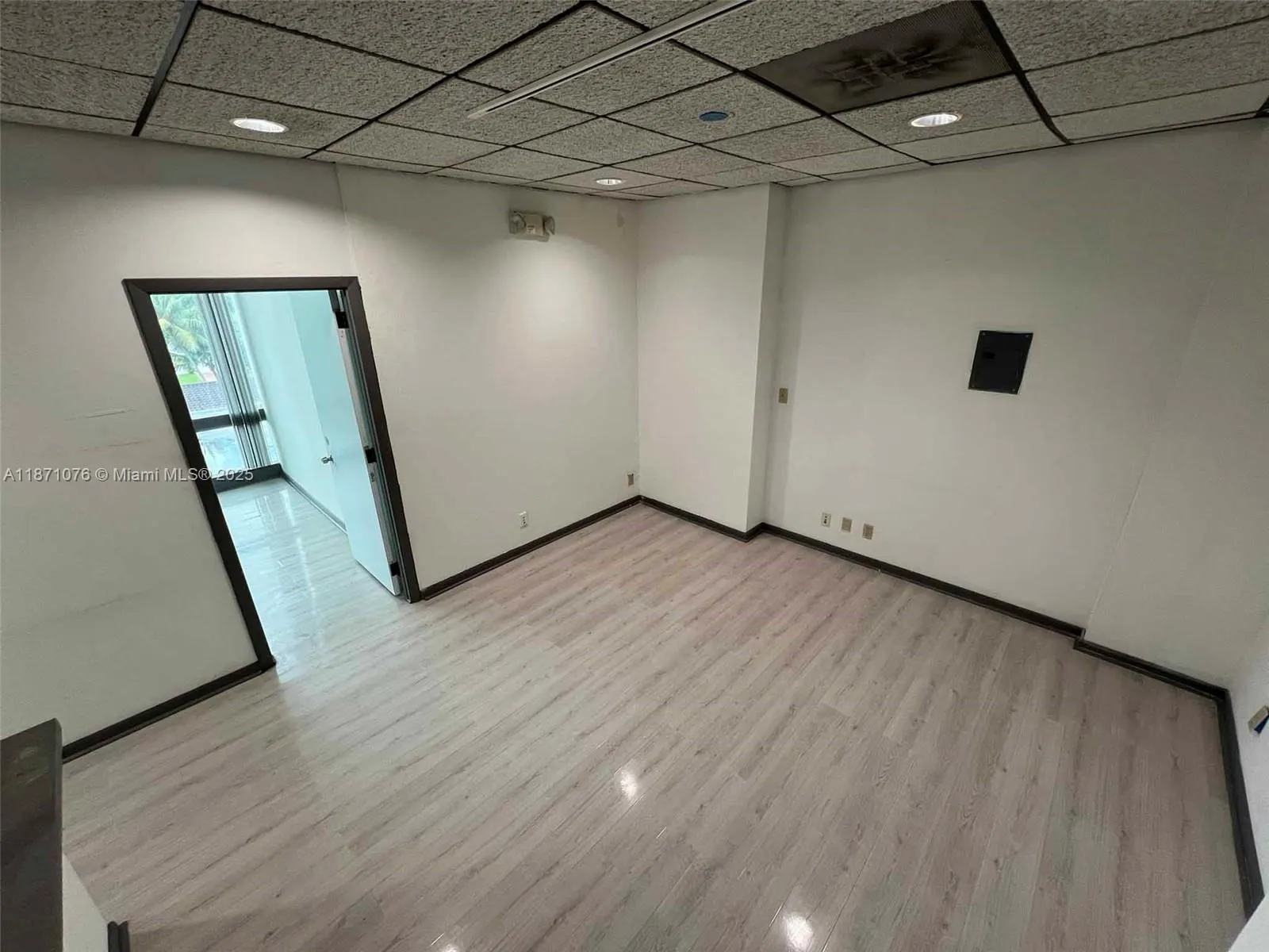 5555 Hollywood Blvd, #301