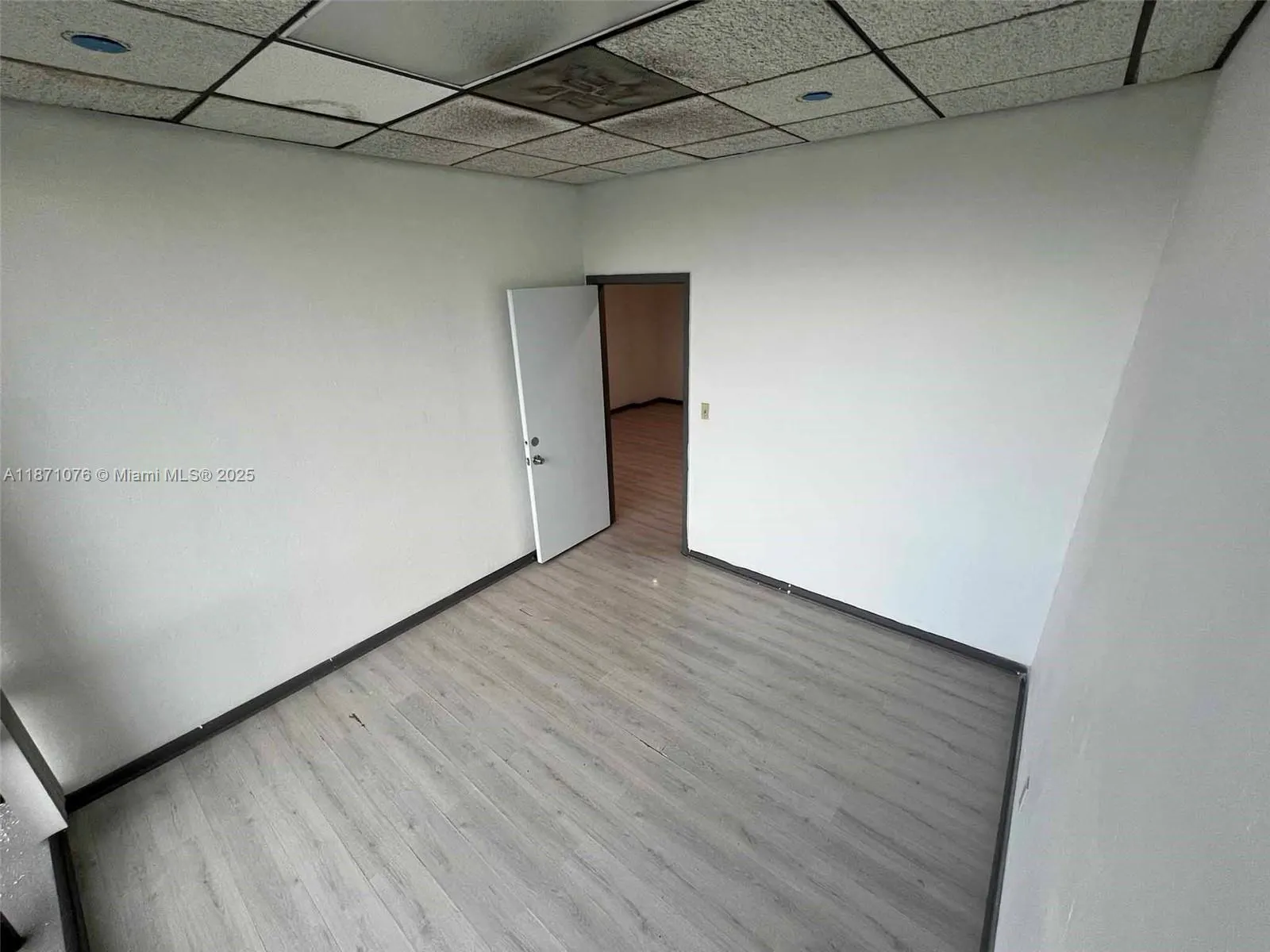 5555 Hollywood Blvd, #301