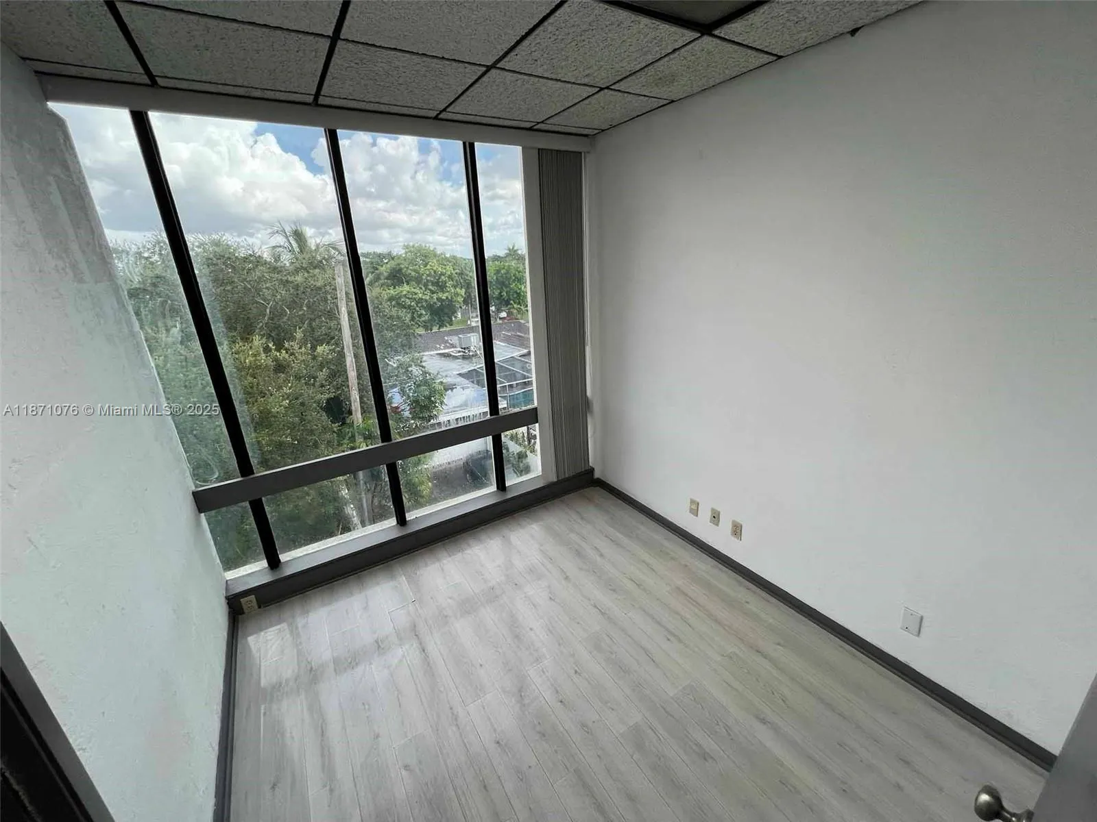 5555 Hollywood Blvd, #301