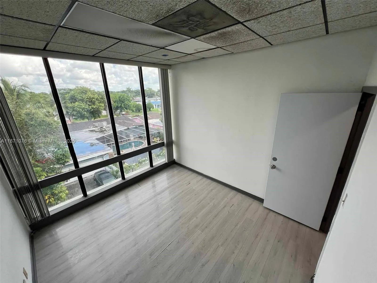 5555 Hollywood Blvd, #301