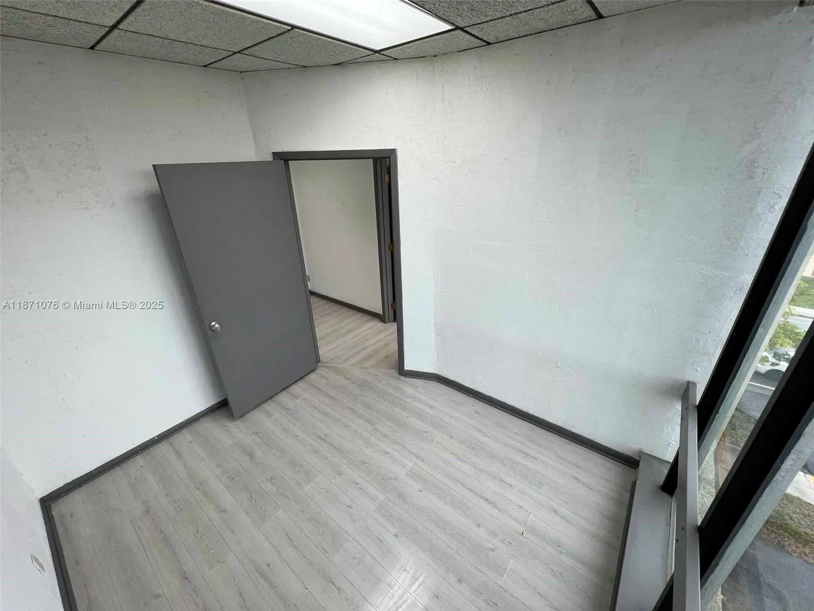 5555 Hollywood Blvd, #301