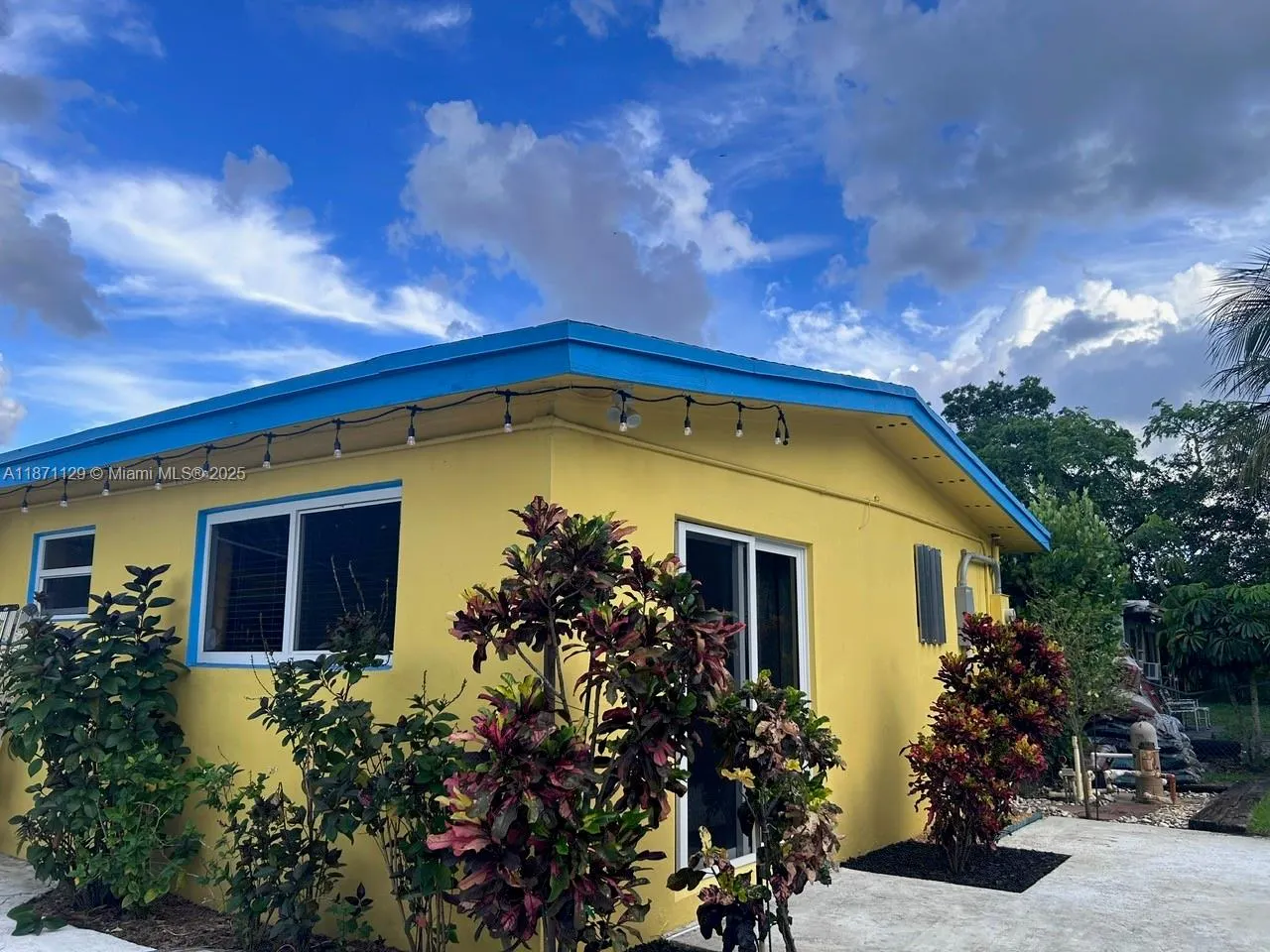 881 SW 49th Ter