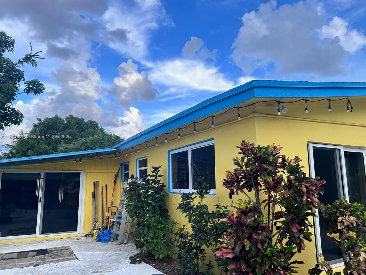 881 SW 49th Ter