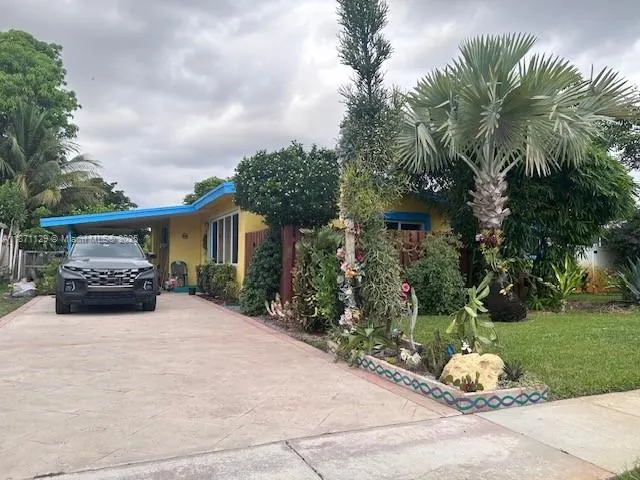 881 SW 49th Ter