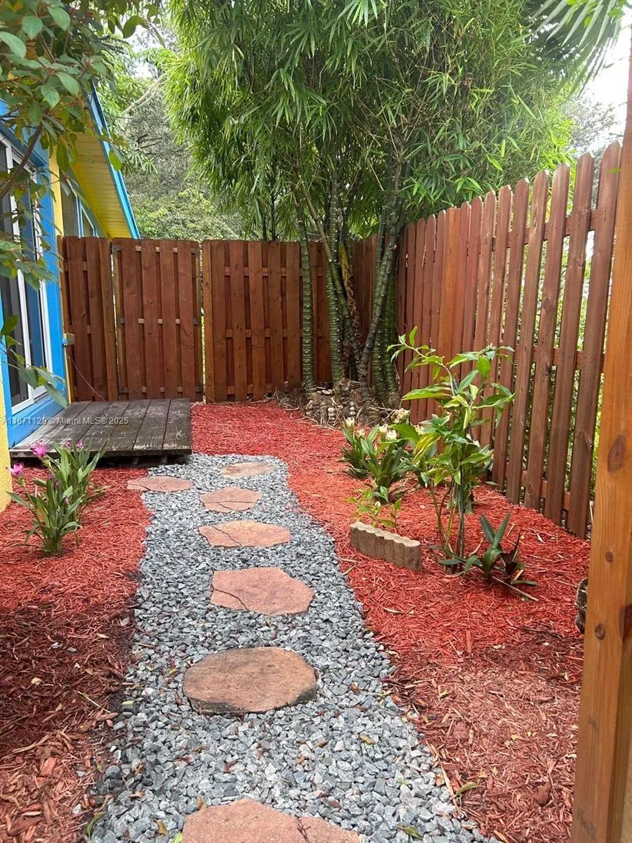 881 SW 49th Ter