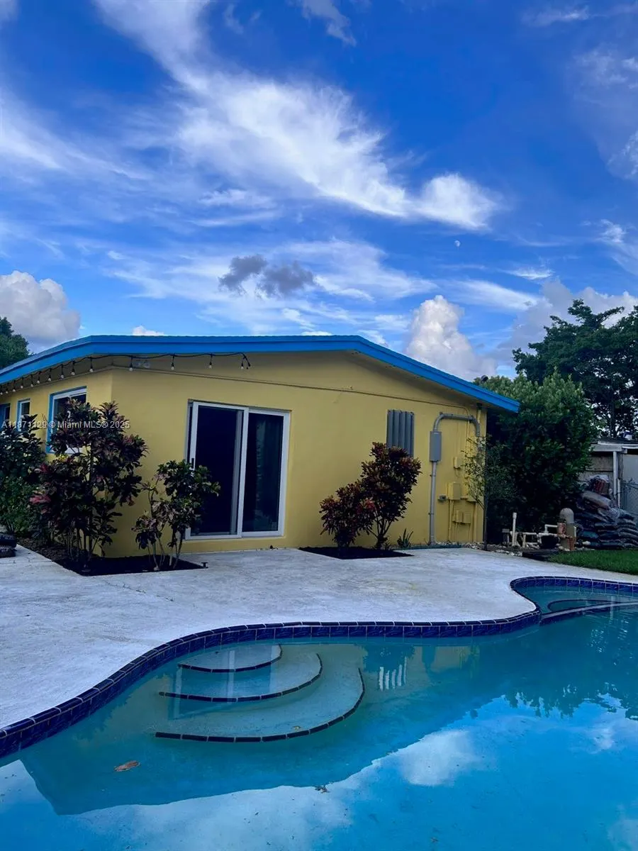 881 SW 49th Ter