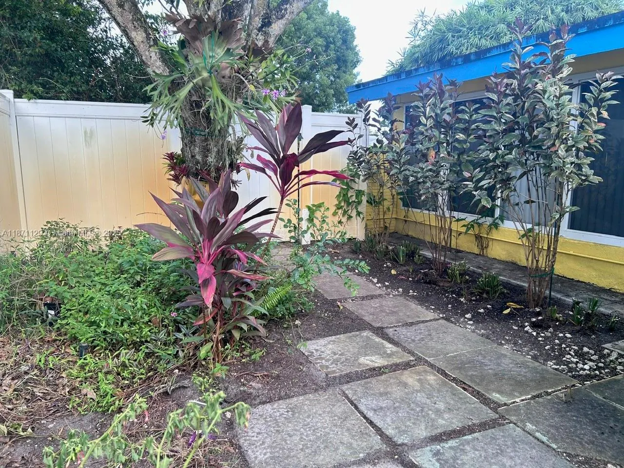 881 SW 49th Ter