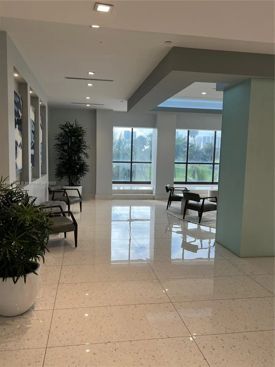 20335 W Country Club Dr, #302
