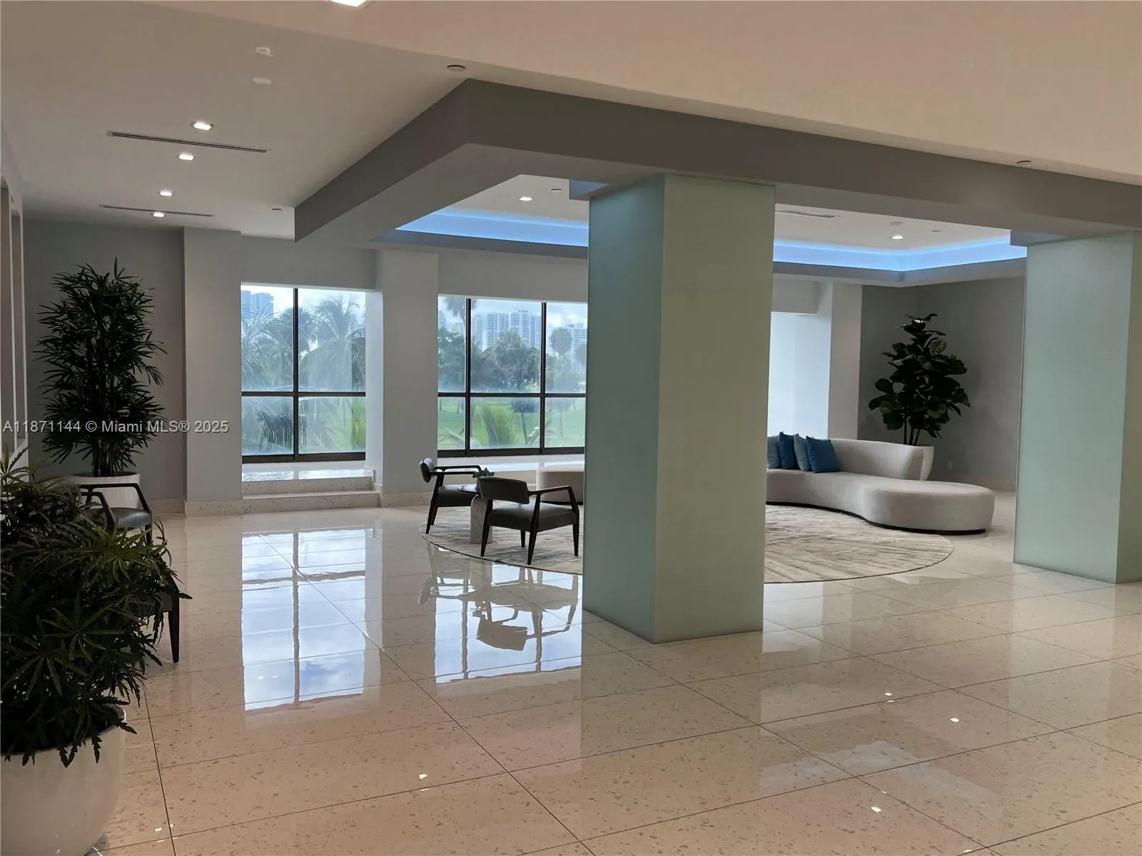 20335 W Country Club Dr, #302