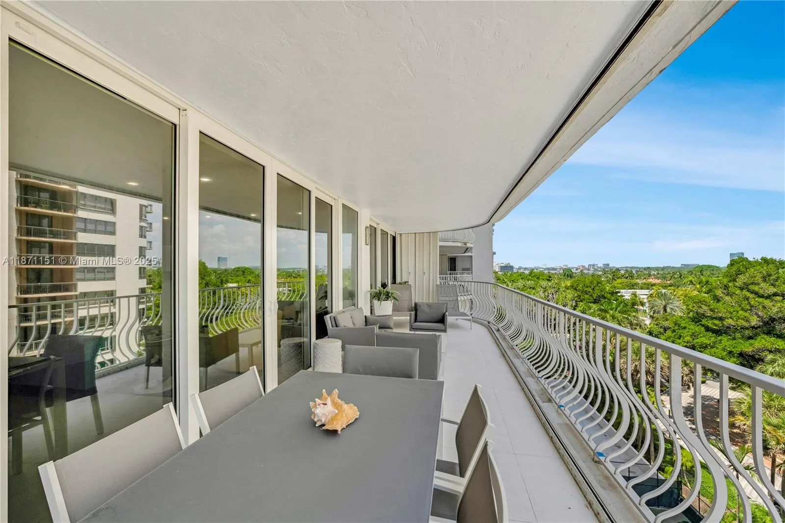 10155 Collins Ave, #606