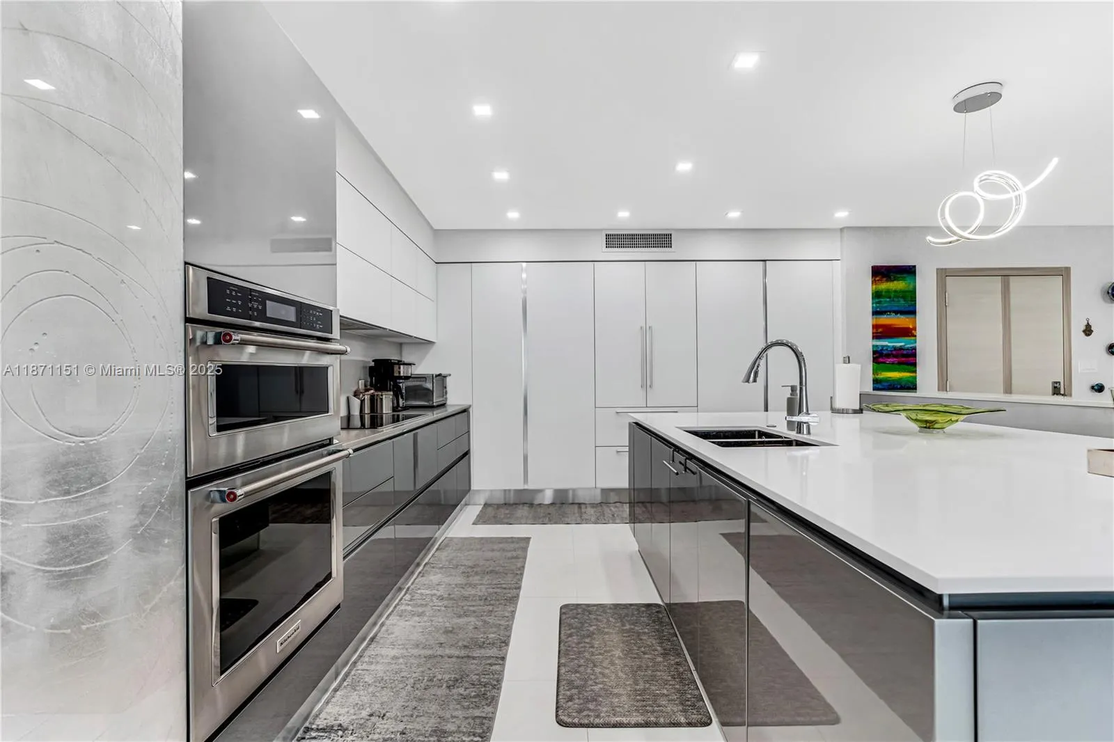 10155 Collins Ave, #606