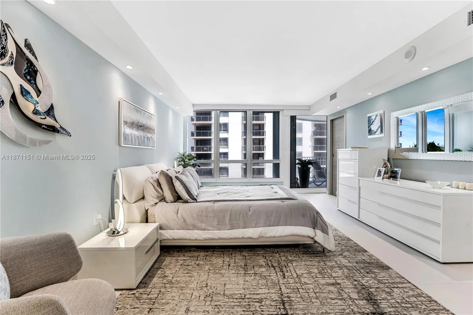 10155 Collins Ave, #606