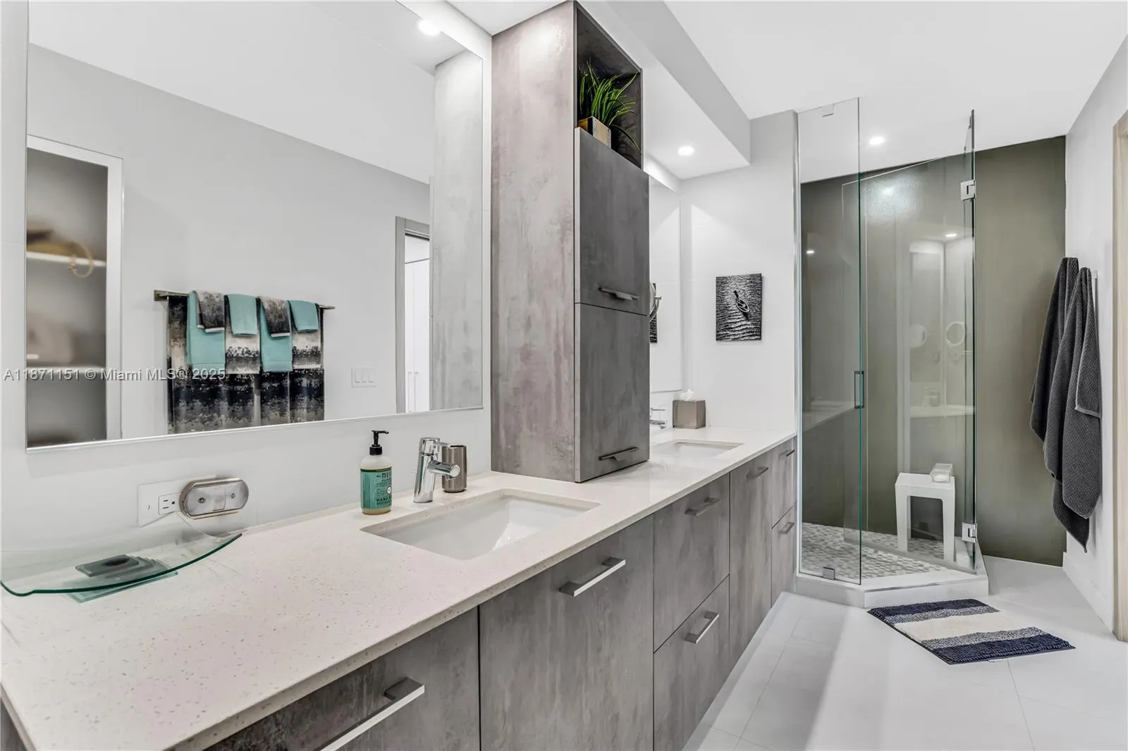 10155 Collins Ave, #606