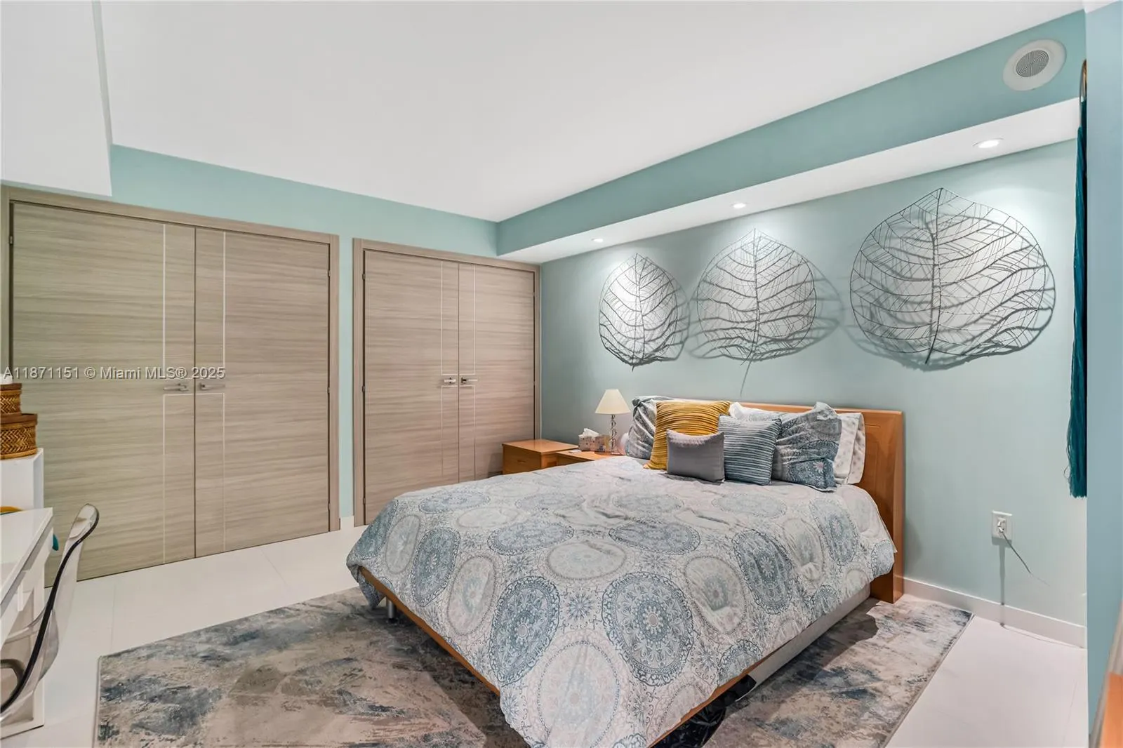 10155 Collins Ave, #606