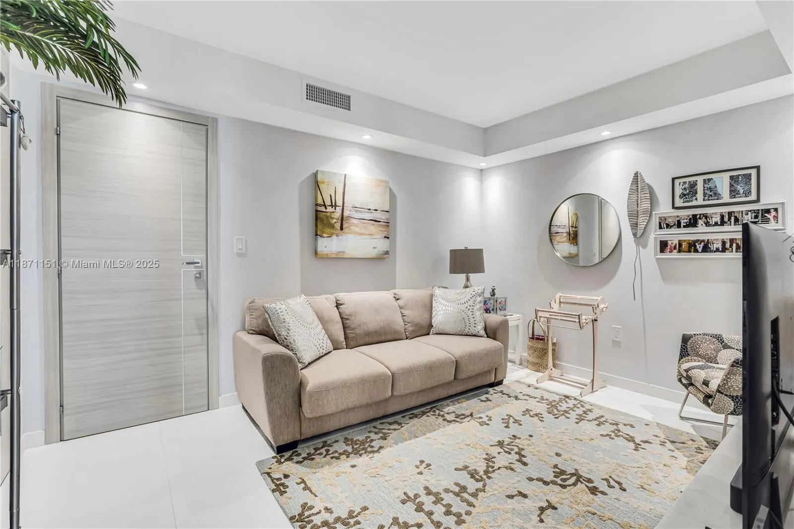 10155 Collins Ave, #606