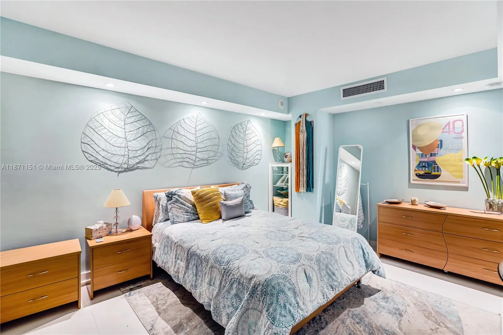10155 Collins Ave, #606