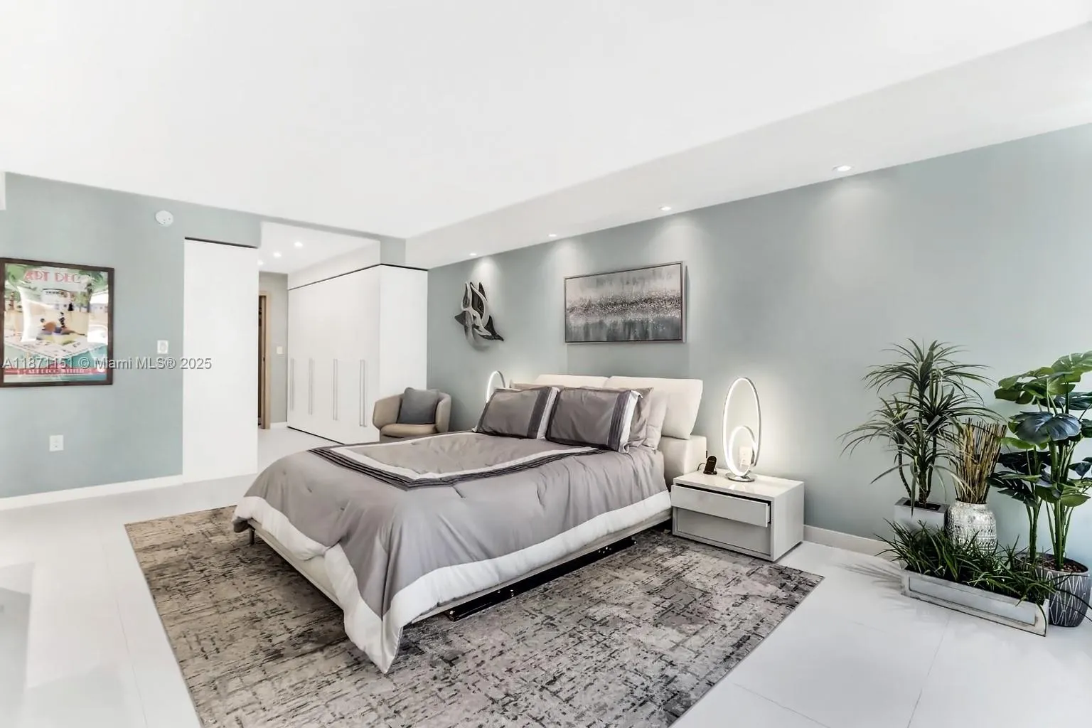 10155 Collins Ave, #606