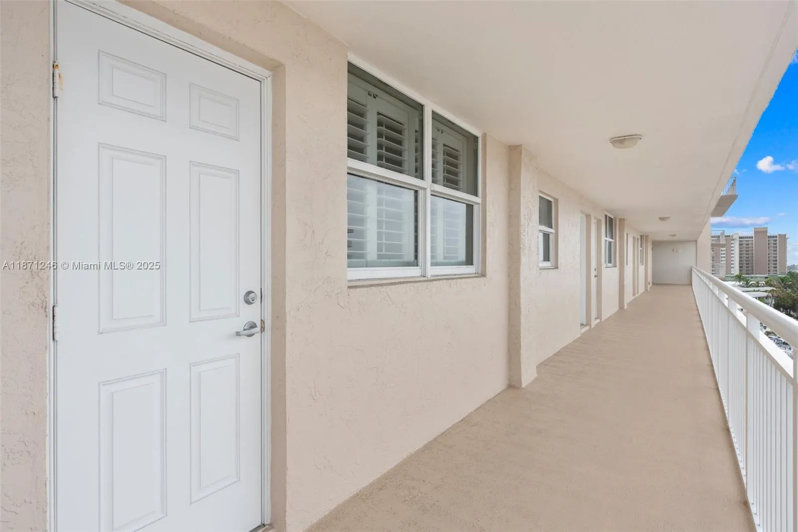 1051 Hillsboro Mile, #805E