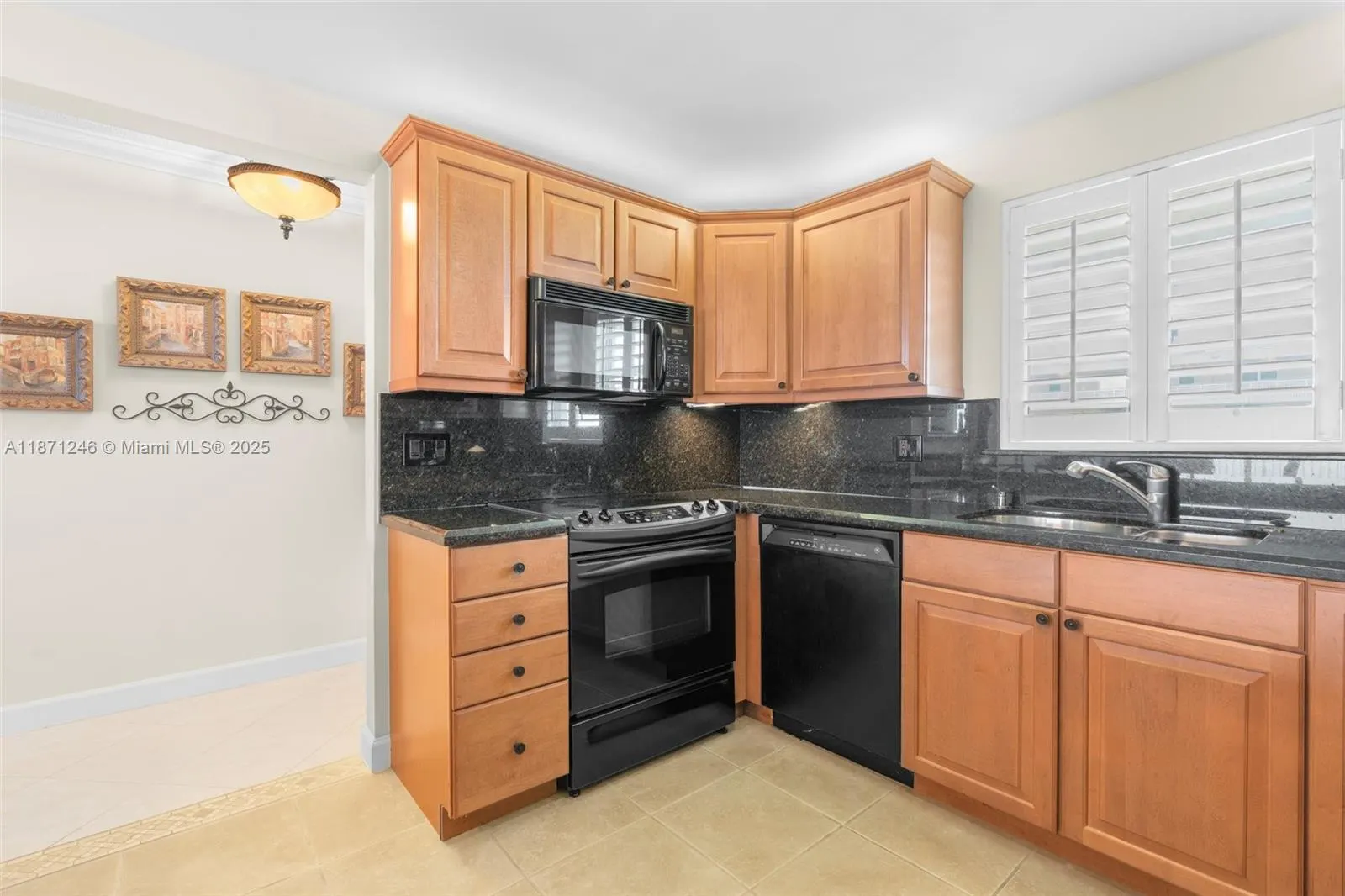 1051 Hillsboro Mile, #805E