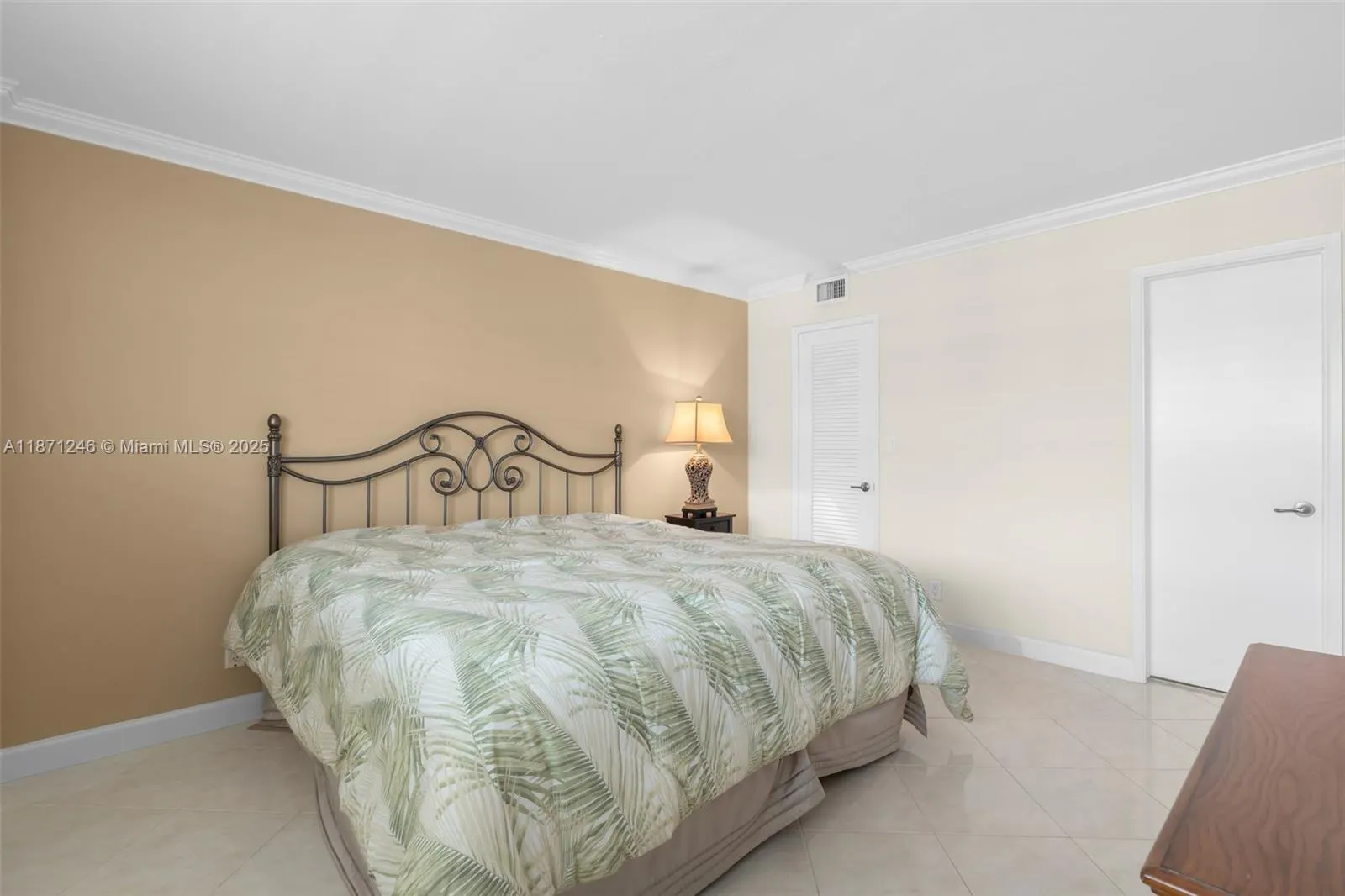 1051 Hillsboro Mile, #805E