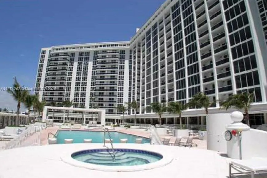 10275 Collins Ave, #224